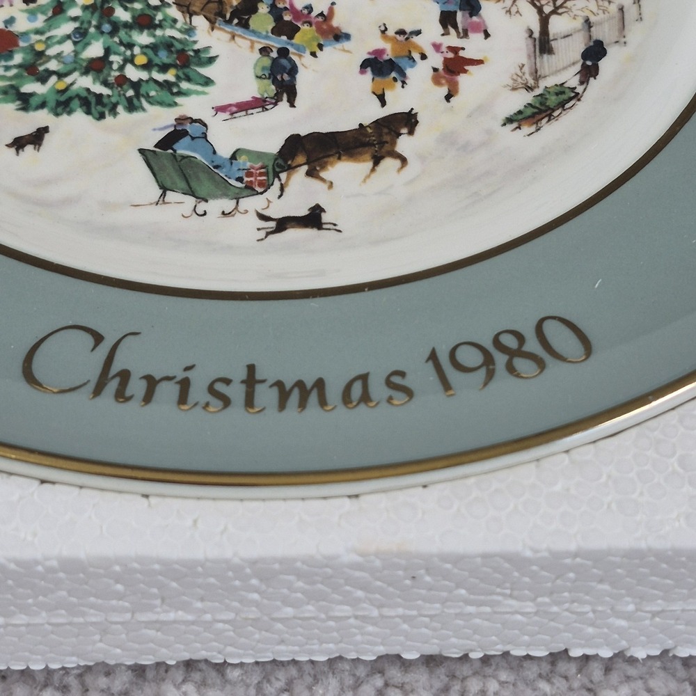 Avon Christmas Plate "Country Christmas" 1980- Vtg 8th Edition 22k gold trim - Picture 7 of 16